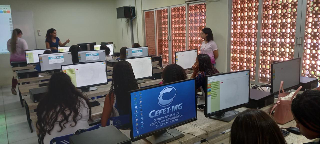 Minicurso de robótica sendo ministrado.