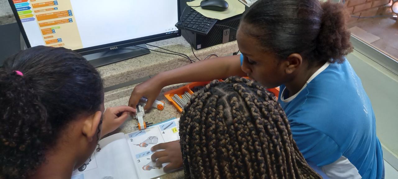 Alunas desenvolvendo suas habilidades no minicurso de robótica ofertado pelo Delas para Elas.